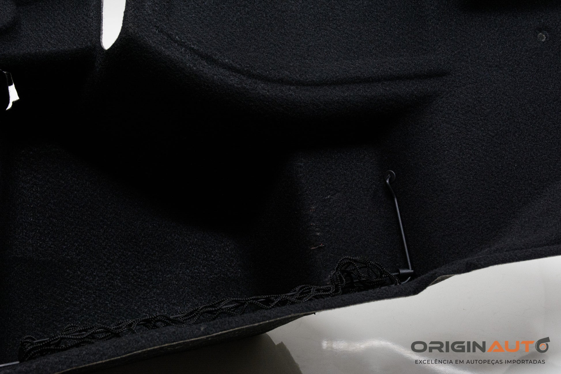 Acabamento Porta Mala Esquerdo Mercedes C 180 Coupe W204 2014 A2046904326