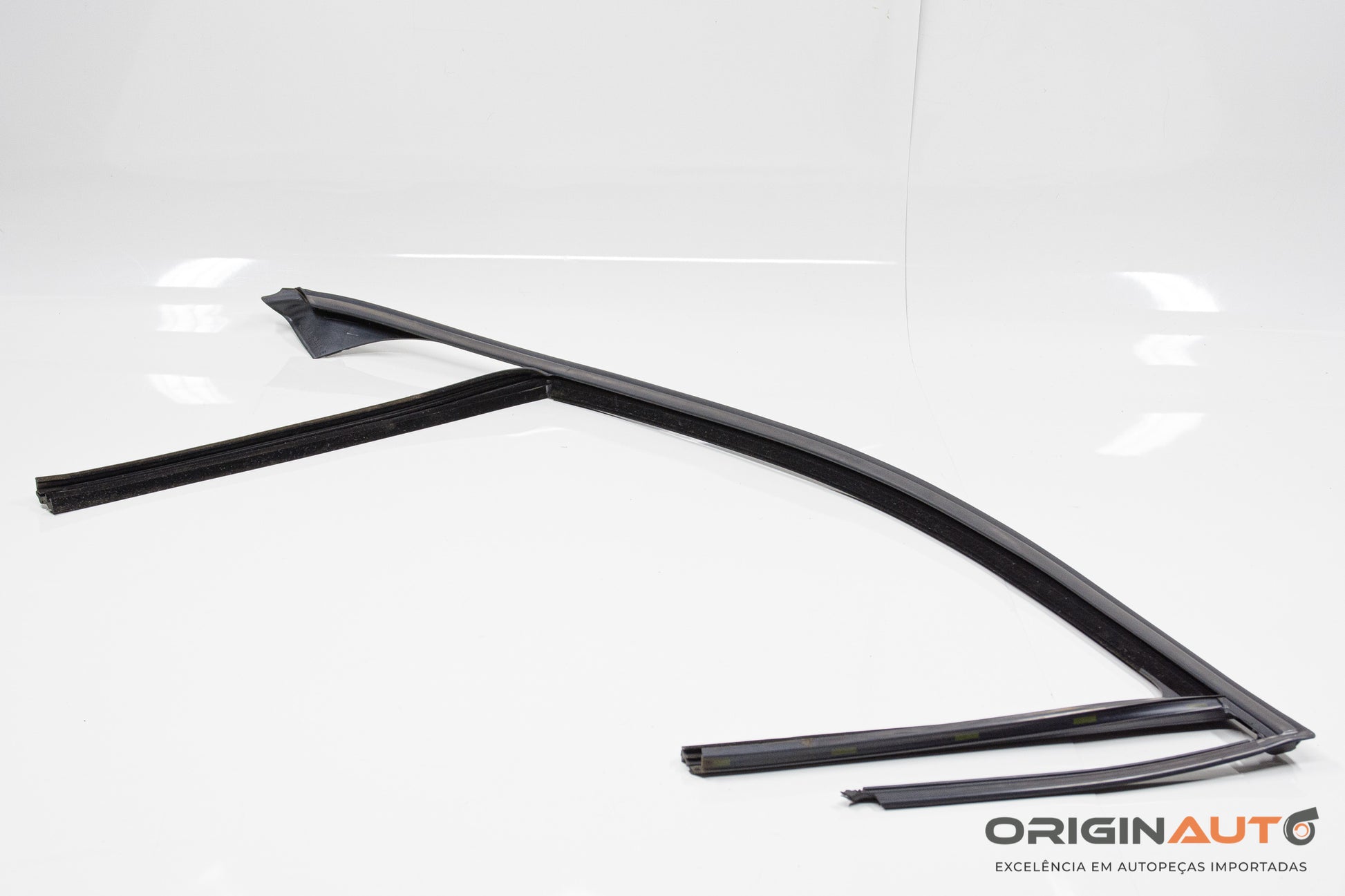 Moldura Vidro Dianteira Esquerda Mercedes C 180 Coupe W204 2014 A2047251125