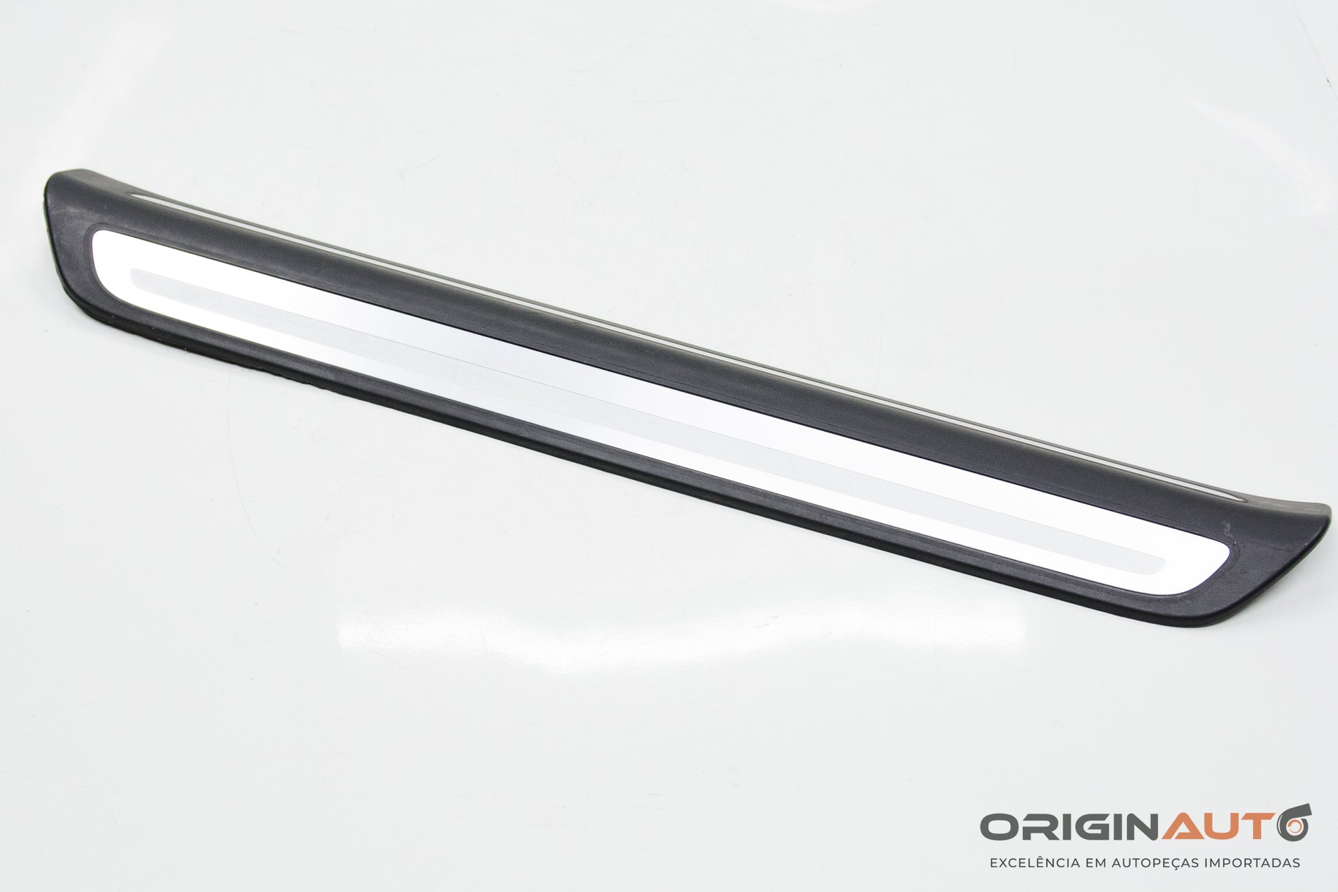 Acabamento Soleira Dianteira Direita Audi Q3 2.0 Quattro Tfsi 2014 8U0853374