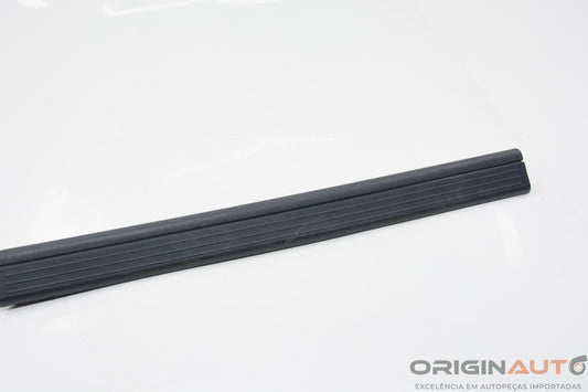 Acabamento Soleira Dianteira Esquerda Mercedes-Benz C200 Cgi 2011 A2046860136