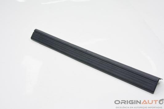 Acabamento Soleira Dianteira Direita Mercedes-Benz C200 Cgi 2011 A2046860036