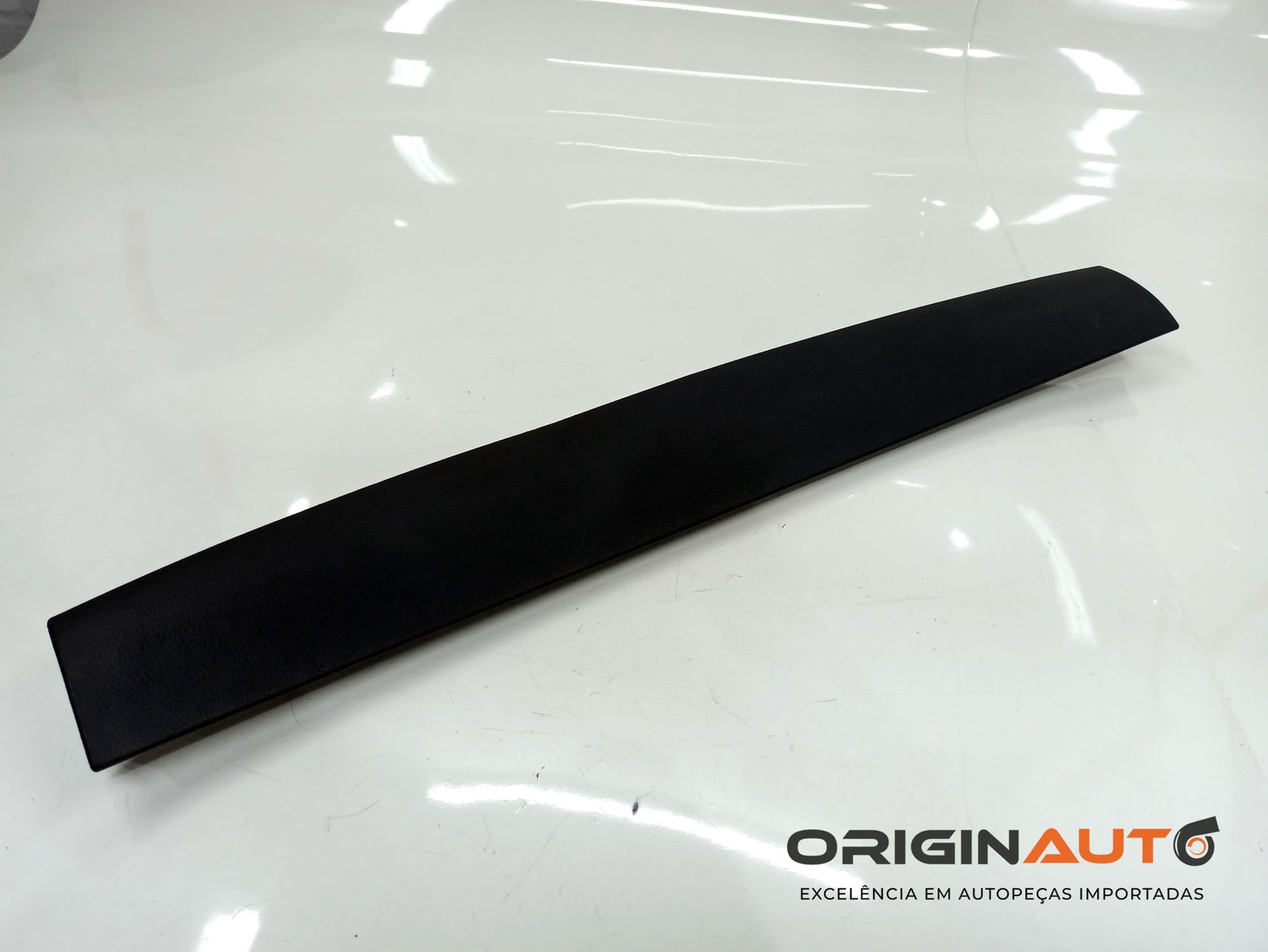 Acabamento Tampa Traseira Volkswagen Golf Highline 2014 5Gm867715