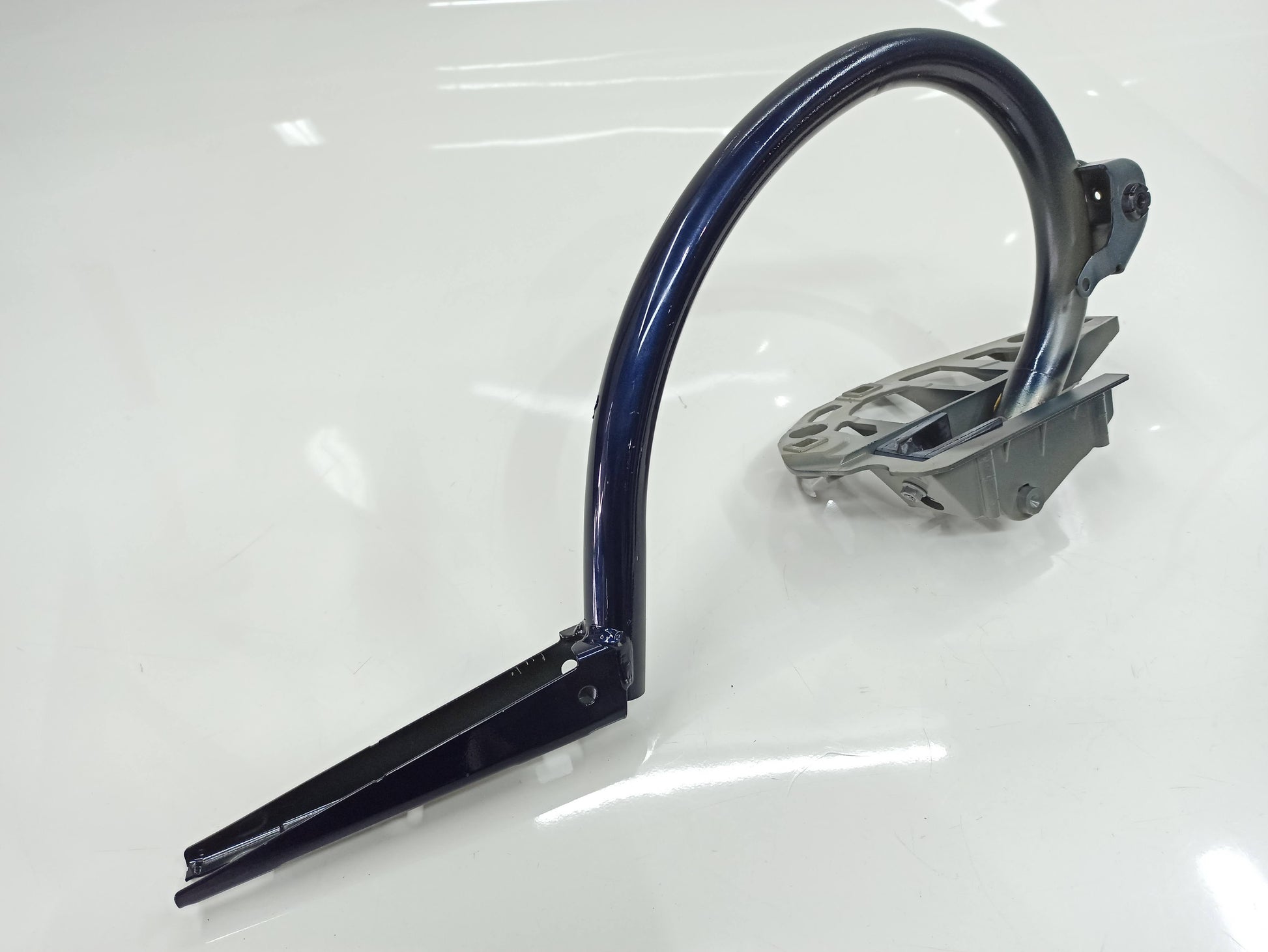 Braco Tampa Traseira Esquerda Mercedes Benz  C250  2018 A2057500328