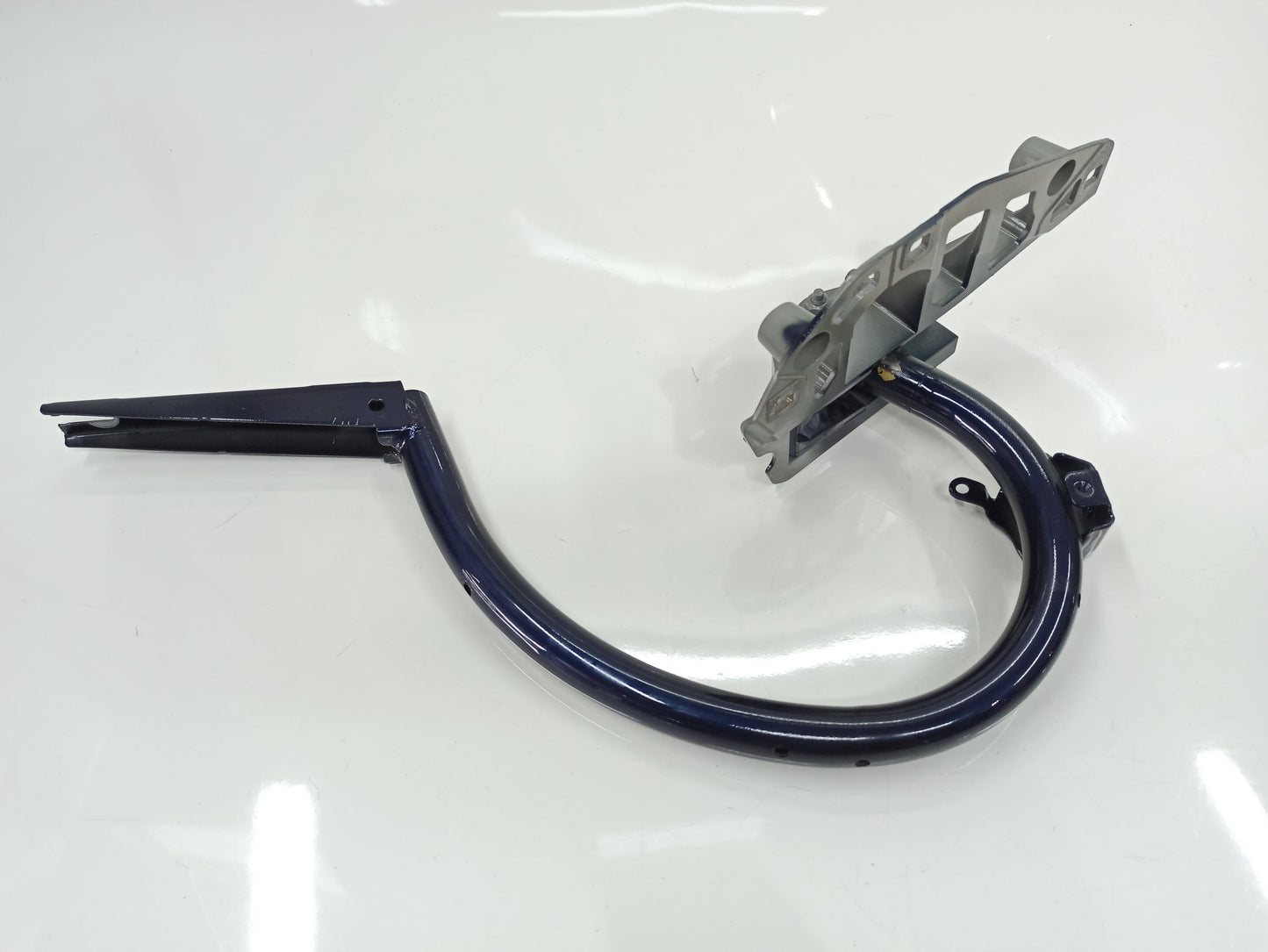 Braco Tampa Traseira Esquerda Mercedes Benz  C250  2018 A2057500328