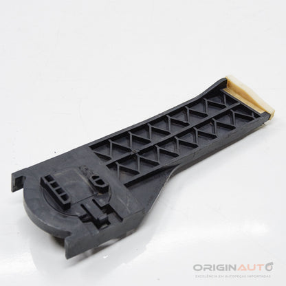 Suporte Inferior Esquerdo Radiador Mercedes Cla 200 1.6 2018 A2465040540