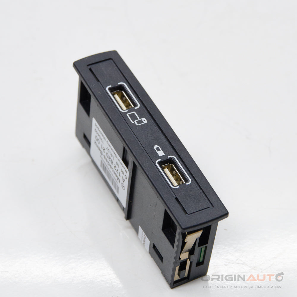 Entrada Usb Aux Mercedes Cla 200 1.6 2018 A1728202100