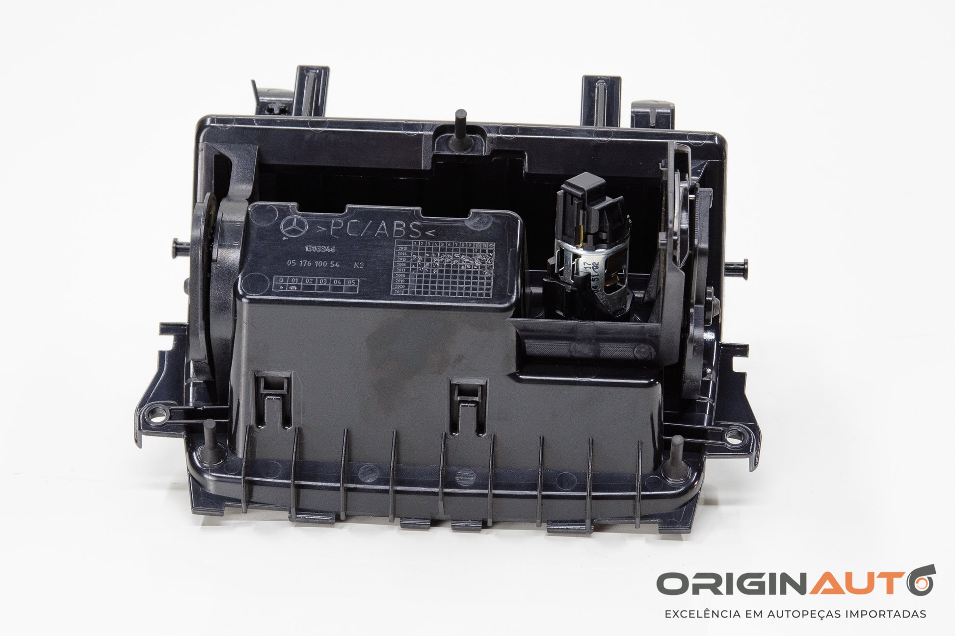 Porta Treco Tomada 12V Mercedes Gla 200 2018 A1766804400