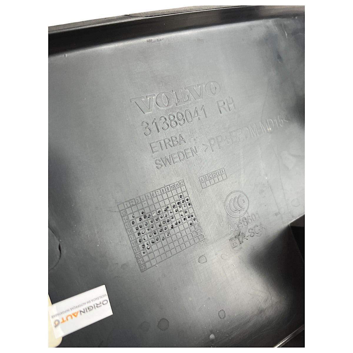 Moldura Tampa Traseira Volvo XC90 Momentum 2020 Direito