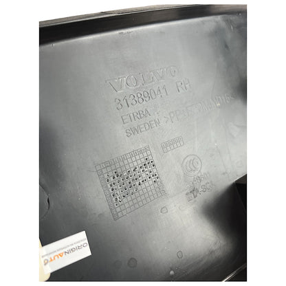 Moldura Tampa Traseira Volvo XC90 Momentum 2020 Direito