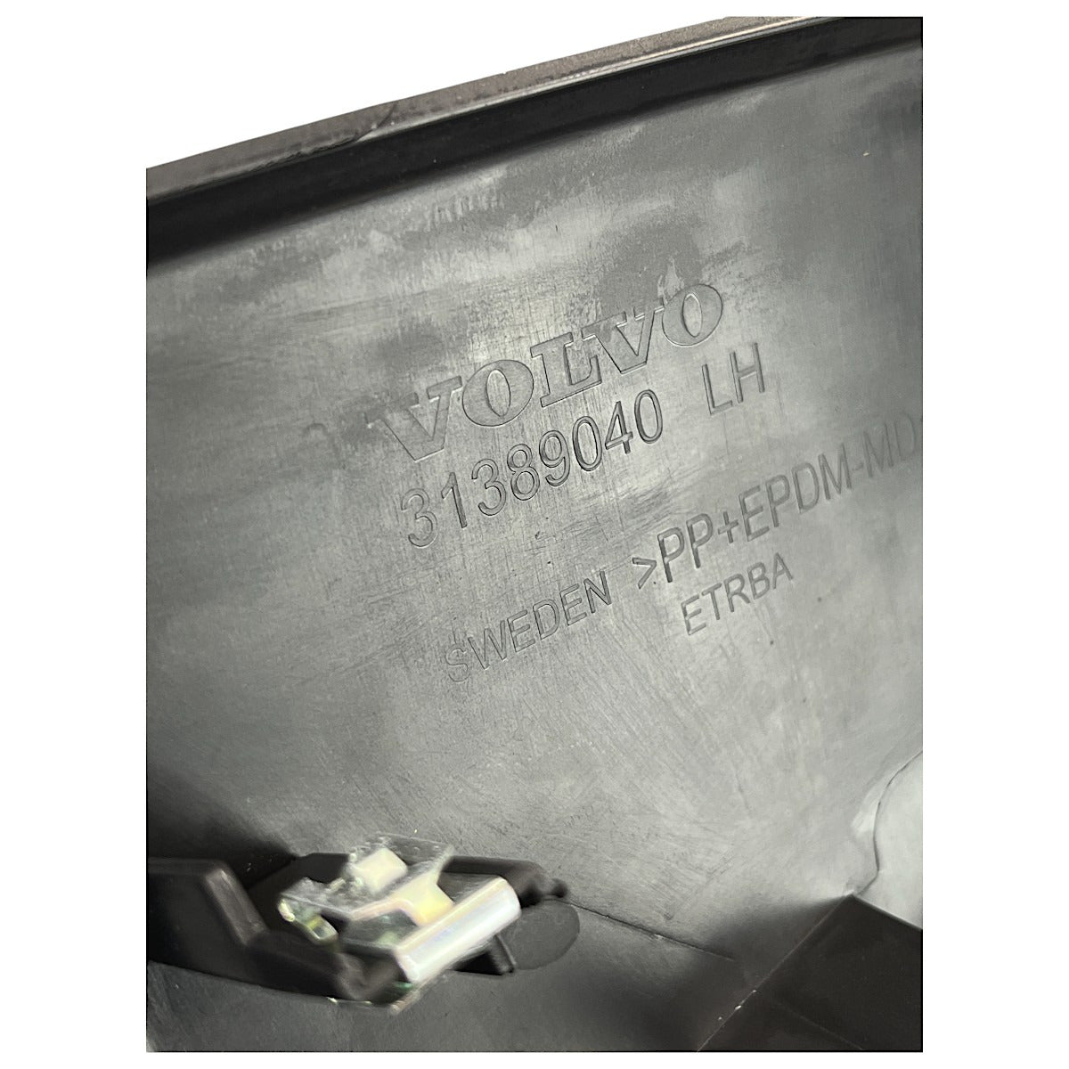 Moldura Tampa Traseira Volvo XC90 Momentum 2020 Esquerdo